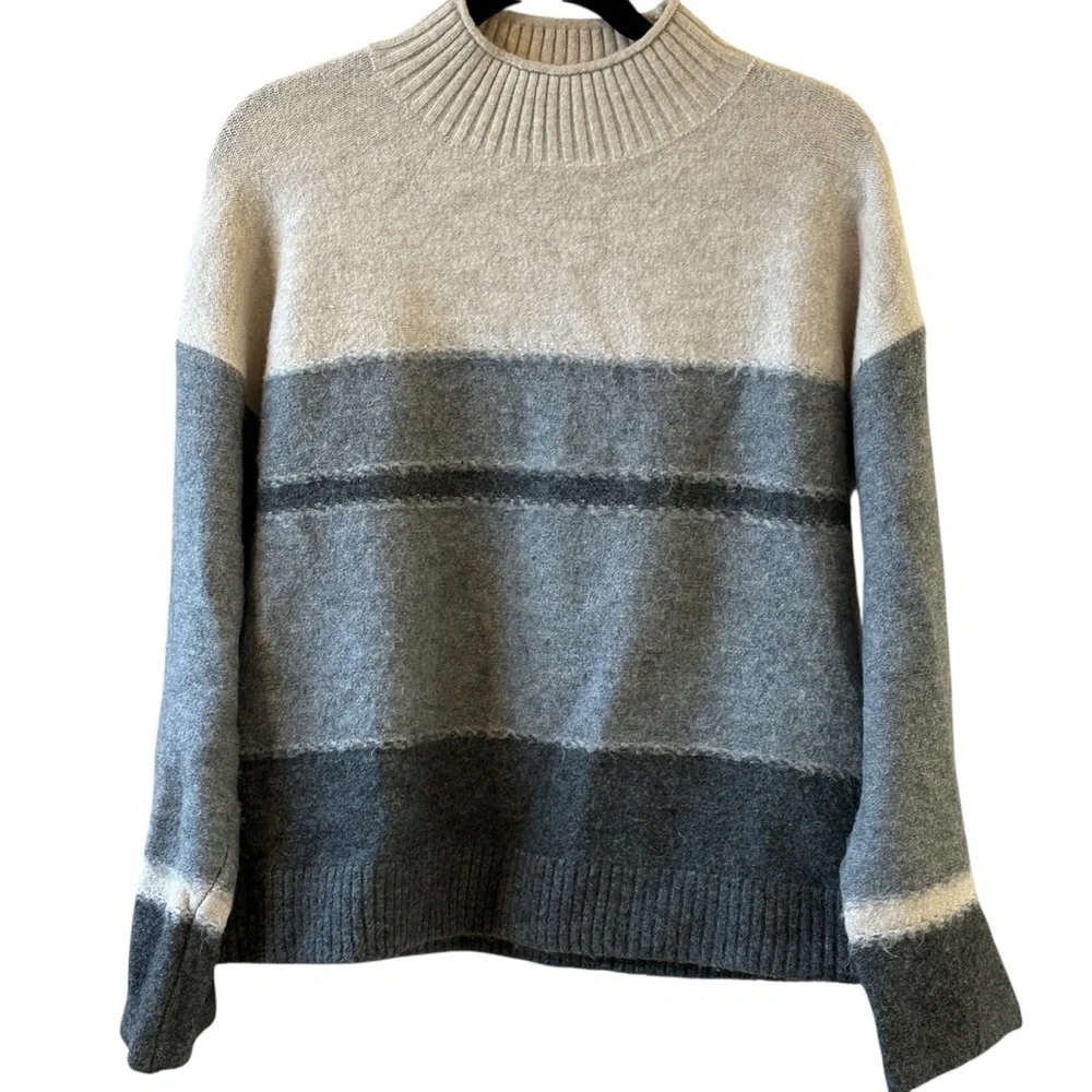 Universal Thread Cream Gray Mock Neck Sweater Size Small